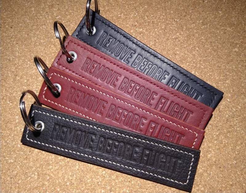 "Leder Schlüsselanhänger "Remove After Flight" von blukaetleathercraft