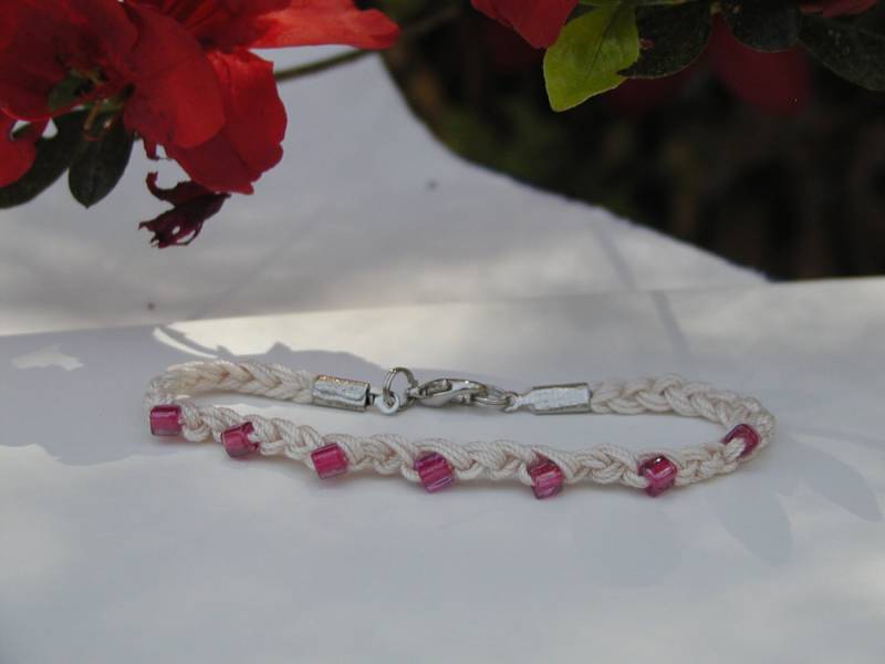 Geflochtenes Armband in Creme Und Rosa von bluuj