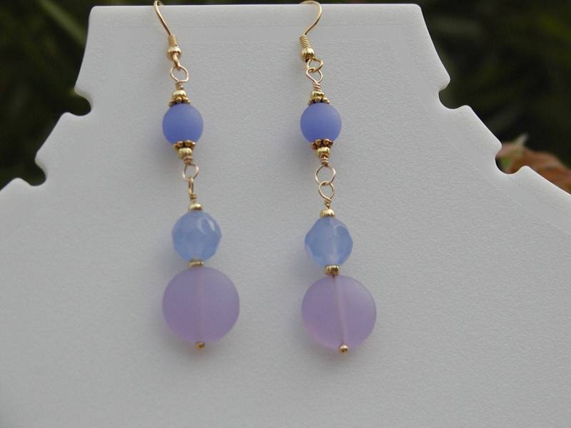 Gefropfter Beladung Von Ohrringen Lavaner Und Lichtblau von bluuj