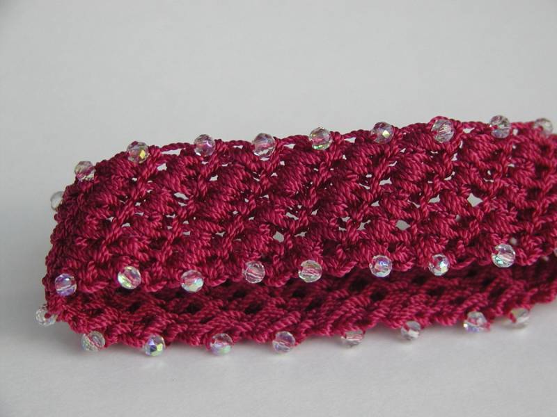 Gehäkeltes Fuchia Perlen Armreif von bluuj