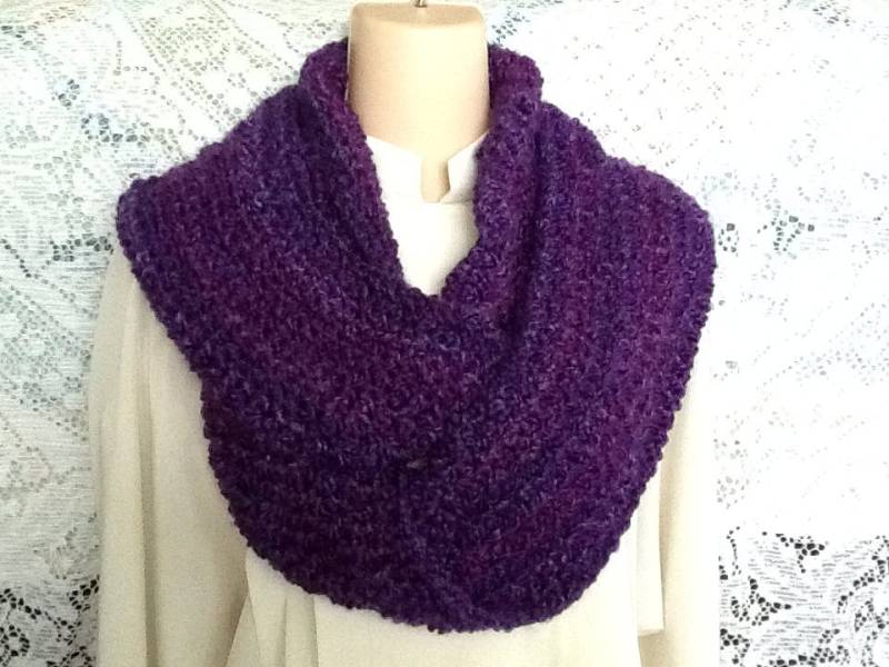 Dunkellila Infinity-Schal, Handgefertigt Aus Luxuriösem Lion-Markengarn von bobbindell