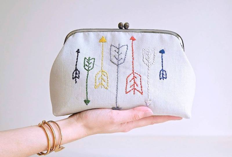 Gestickte Pfeile Leinen Clutch Kiss Lock Metallrahmen Geldbörse von boejackdesigns