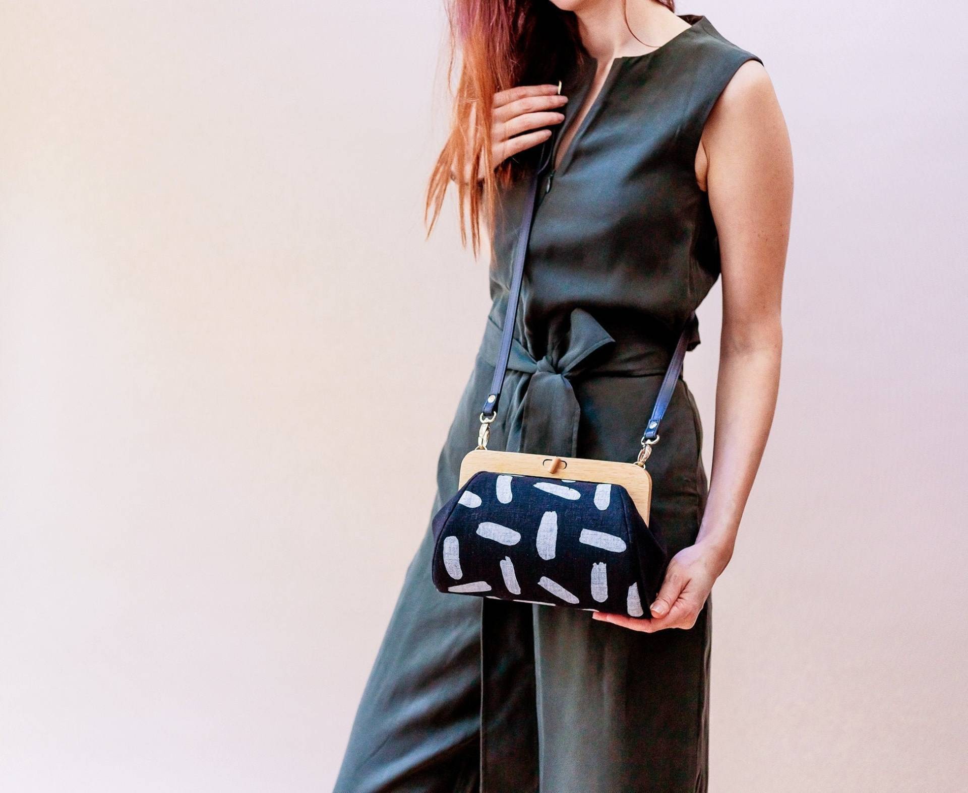 Holzgriff Leinen Clutch Schwarz-Weiße Abendtasche Mit Vegan Lederband von boejackdesigns