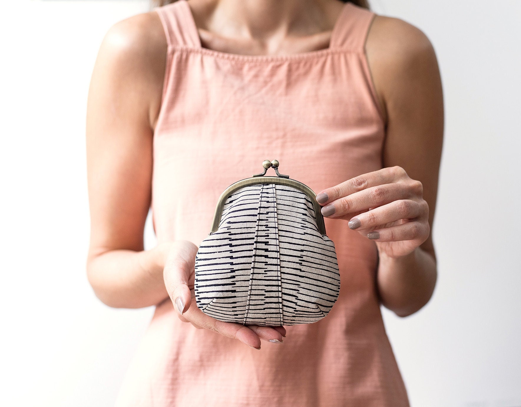 Kiss Lock Geldbörse, Schwarz Und Weiß Baumwolle Leinen, Handgefertigte Metallrahmen Tasche von boejackdesigns