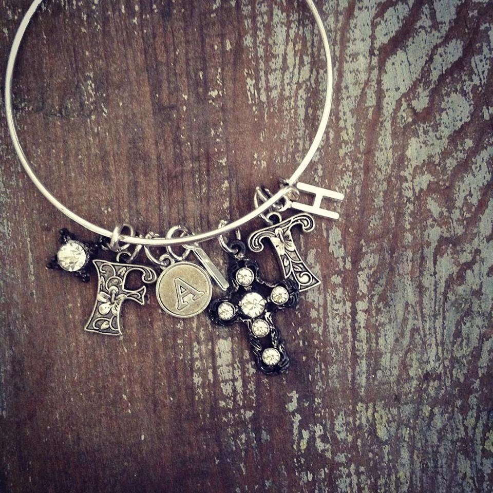 Faith Initial Charm Armband Armreif, Have Glaube Gesegnet Geliebt Armreif von bohemiansoulshine