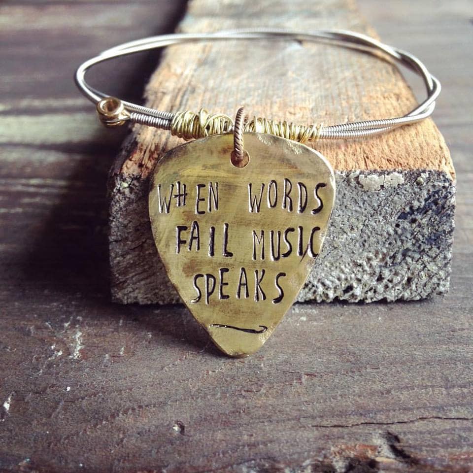 Wenn Worte Versagen, Spricht Musik Gitarrensaiten-Armband, Handgestempelte Initialarmband, Personalisiertes Armband, Gitarrensaiten-Schmuck von bohemiansoulshine
