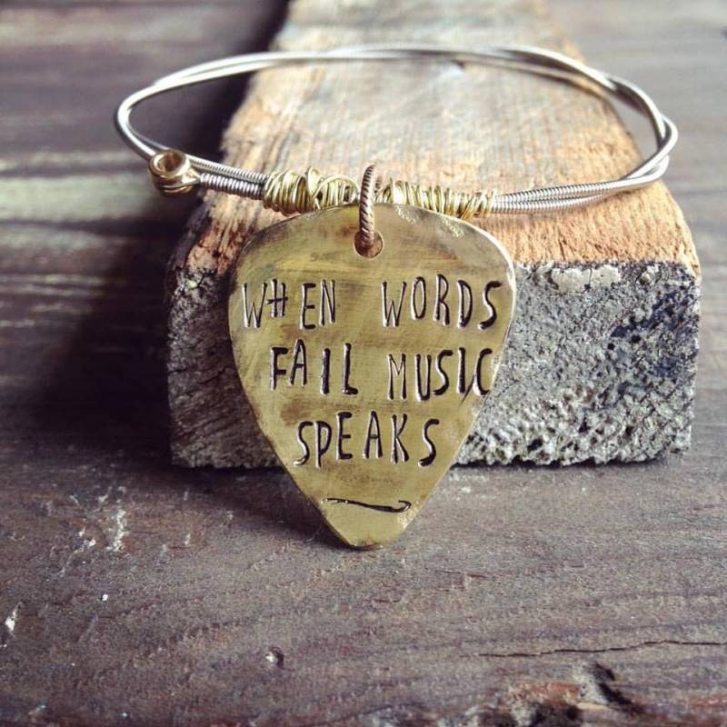 Wenn Worte Versagen, Spricht Musik Gitarrensaiten-Armband, Handgestempelte Initialarmband, Personalisiertes Armband, Gitarrensaiten-Schmuck Wenn Worte Versagen, Spricht Musik Gitarrensaiten-Armband, Handgestempelte Initialarmband, Personalisiertes Armband, Gitarrensaiten-Schmuck von bohemiansoulshine