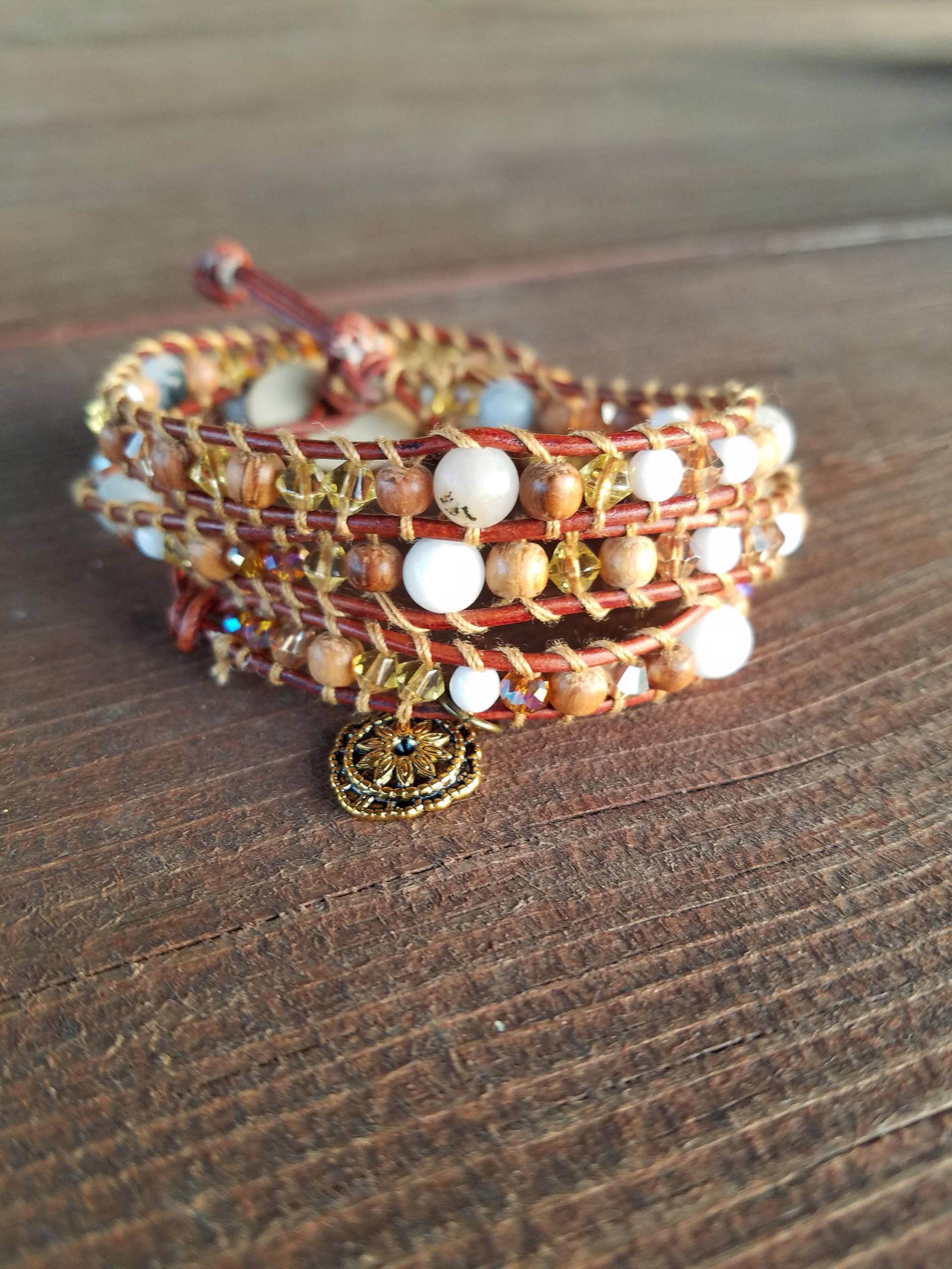 Dreifach Wickelarmband Auf Braunem Lederband Dreifach Wickelarmband Auf Braunem Lederband von bohemianwrapsbyB