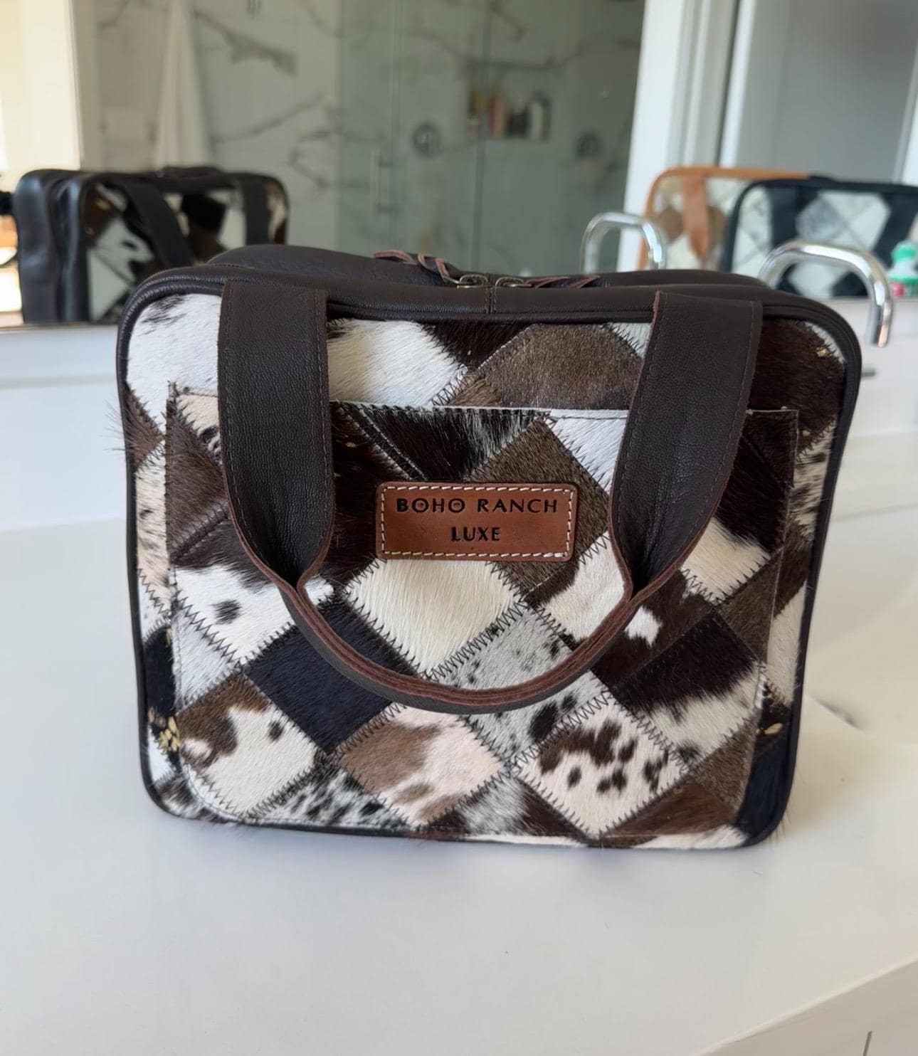 Boho Luxe Travel Hängetasche Echtes Haar Auf Hand Punzierte Leder Make-Up Tasche Reise Hängen Kulturbeutel Western Rasierkosmetik von bohoranchshop