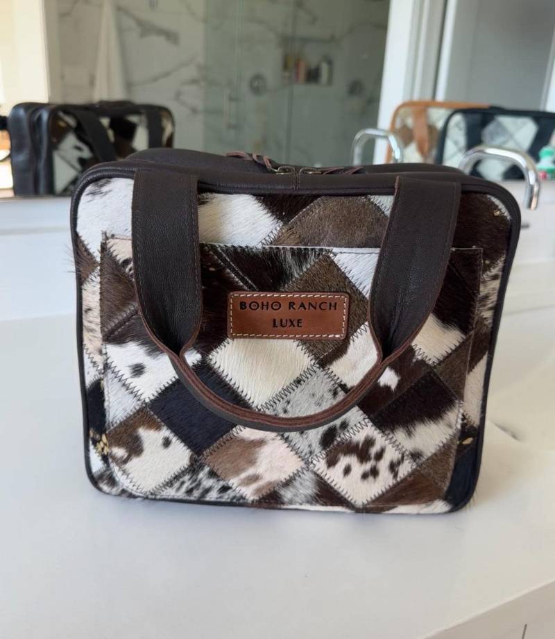 Boho Luxe Travel Hängetasche Echtes Haar Auf Hand Punzierte Leder Make-Up Tasche Reise Hängen Kulturbeutel Western Rasierkosmetik von bohoranchshop