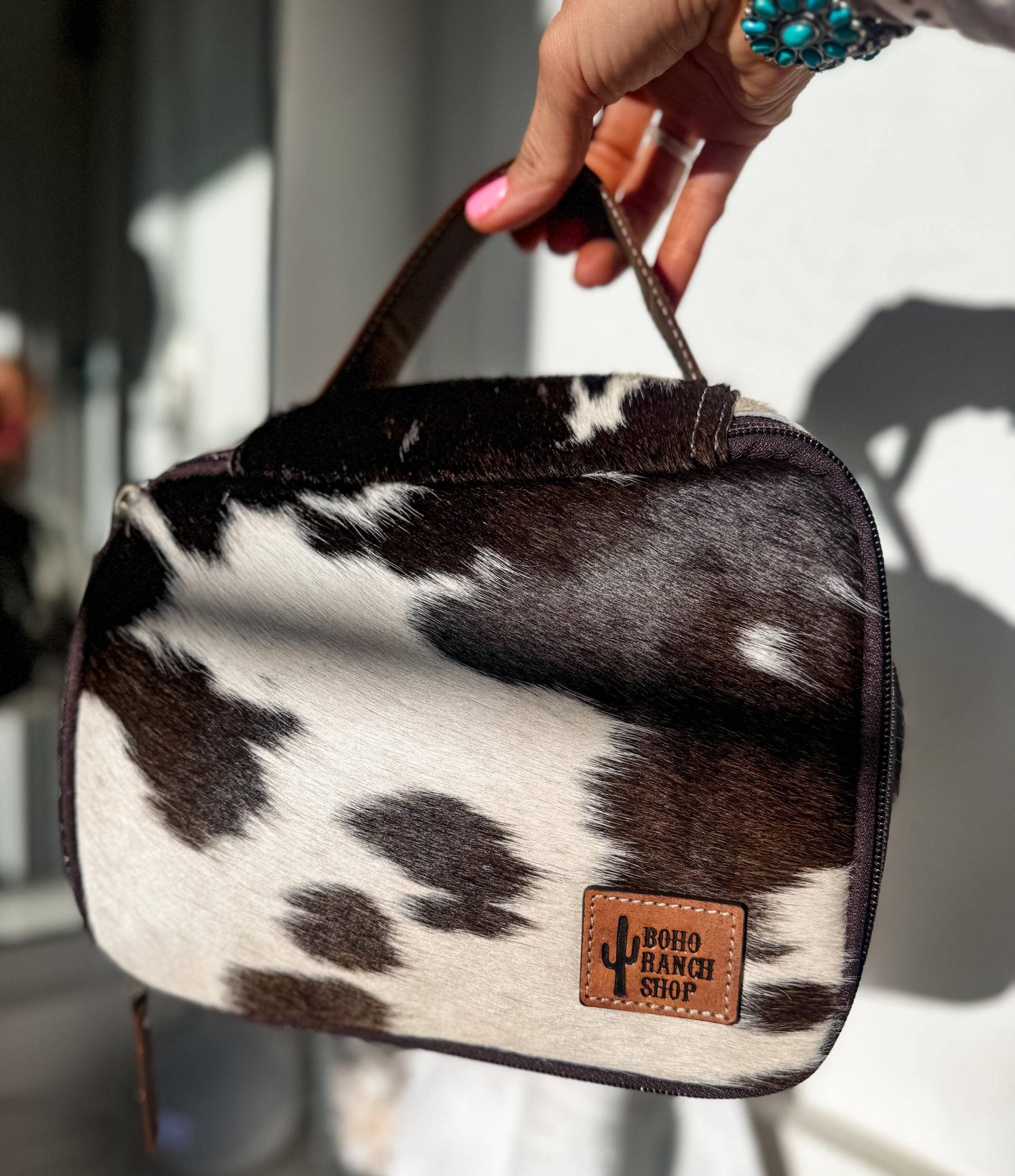 Cowhide Kosmetiktasche Echtes Hairon Rindsleder - Leder Henkel Makeup Bag Reise Kulturtasche Western Rasierkosekosmetik Druckvoll Howdy Case von bohoranchshop
