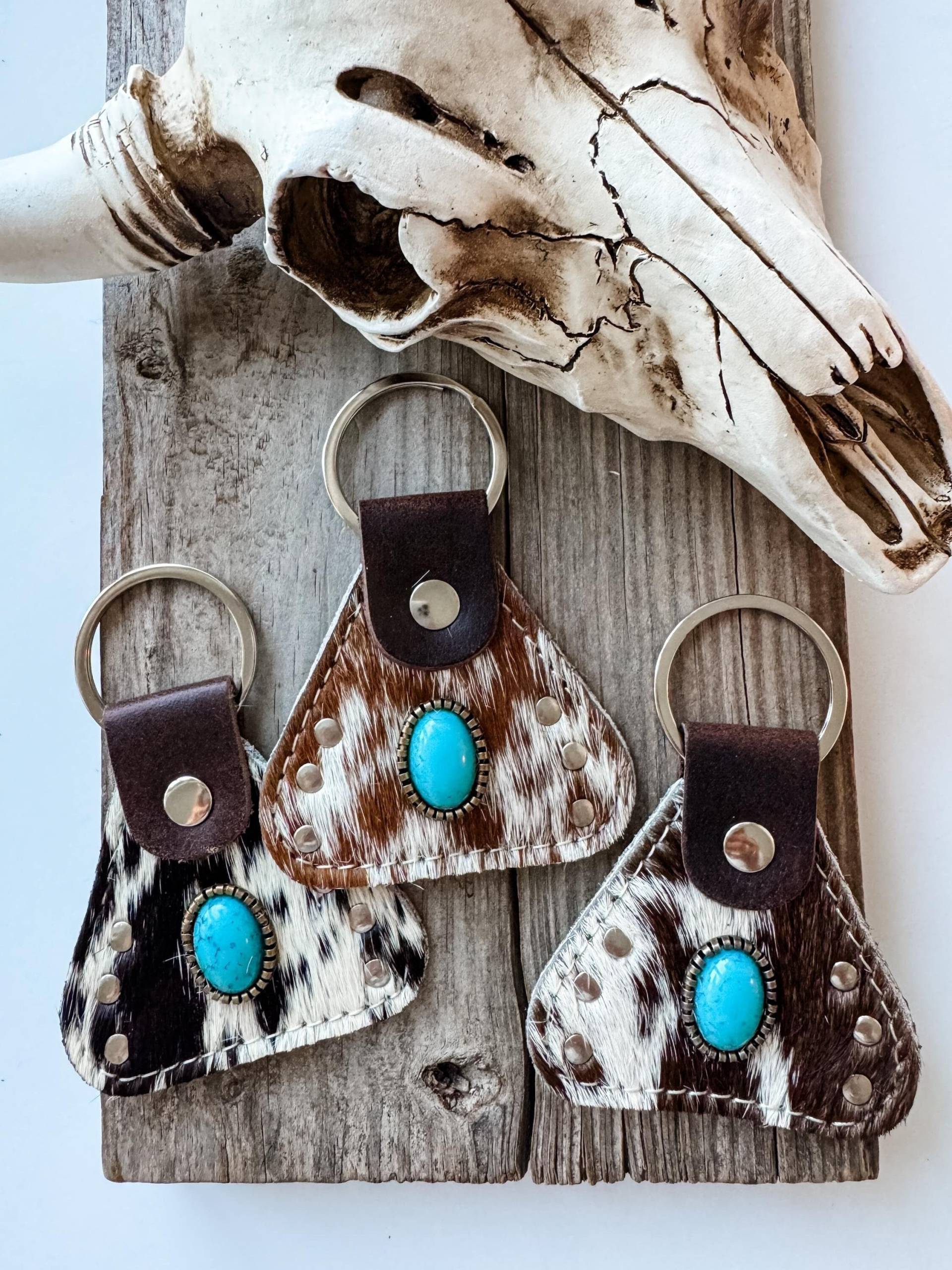 Cowhide Studded Keychain Western Leder Haar Auf Rindsleder Schlüsselanhänger | Llavero Poppiger Anhänger - Türkis-Farbener Stein von bohoranchshop