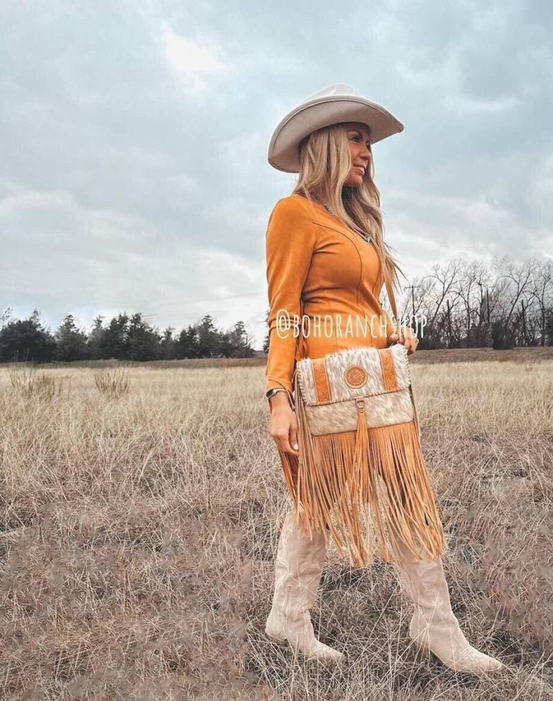 Der Regina Crossbody Rindsleder Western Punziert Leder Clutch Crossbody | Haarreif Auf Fell Geldbeutel Messenger Fringe Rindledertasche von bohoranchshop