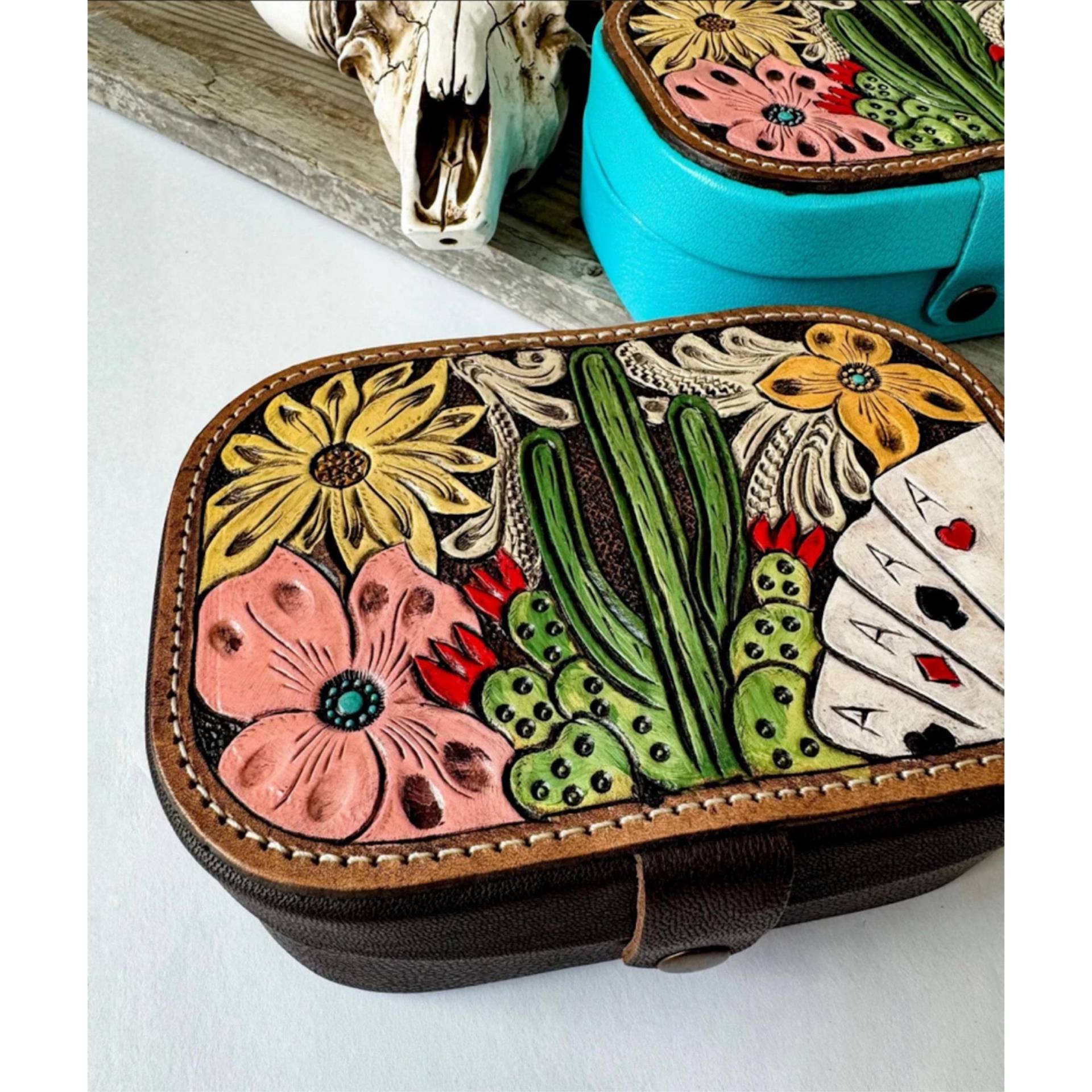 Handbemalte Schmuckschachtel | Schmuckschatulle Geschenkidee Leder Punziert Ausdrucksstarke Cowgirl Kaktusblüten von bohoranchshop