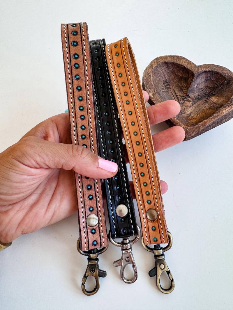 Leder Wristlet Armband | Schlüsselanhänger Schwarz Braun Akzenten in Türkis von bohoranchshop