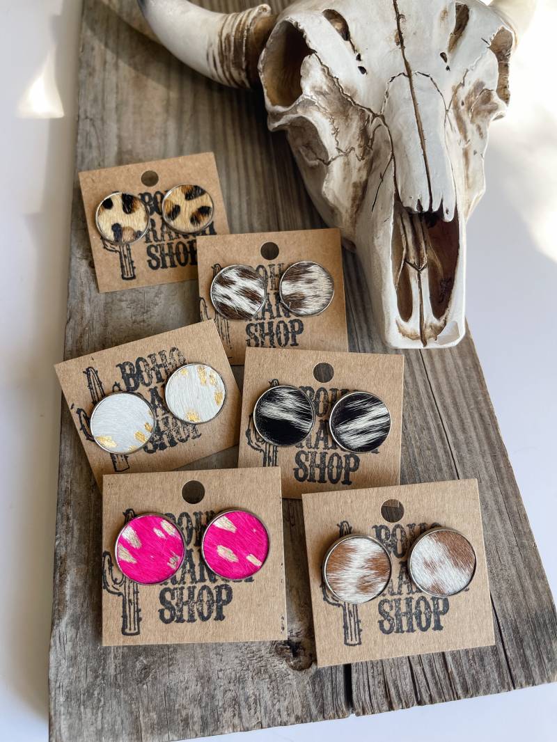 Round Cowhide Stud Ohrringe - Echtleder Rindsleder Runde Ohrstecker | Schmuck Howdy Rodeo Edelstahl von bohoranchshop