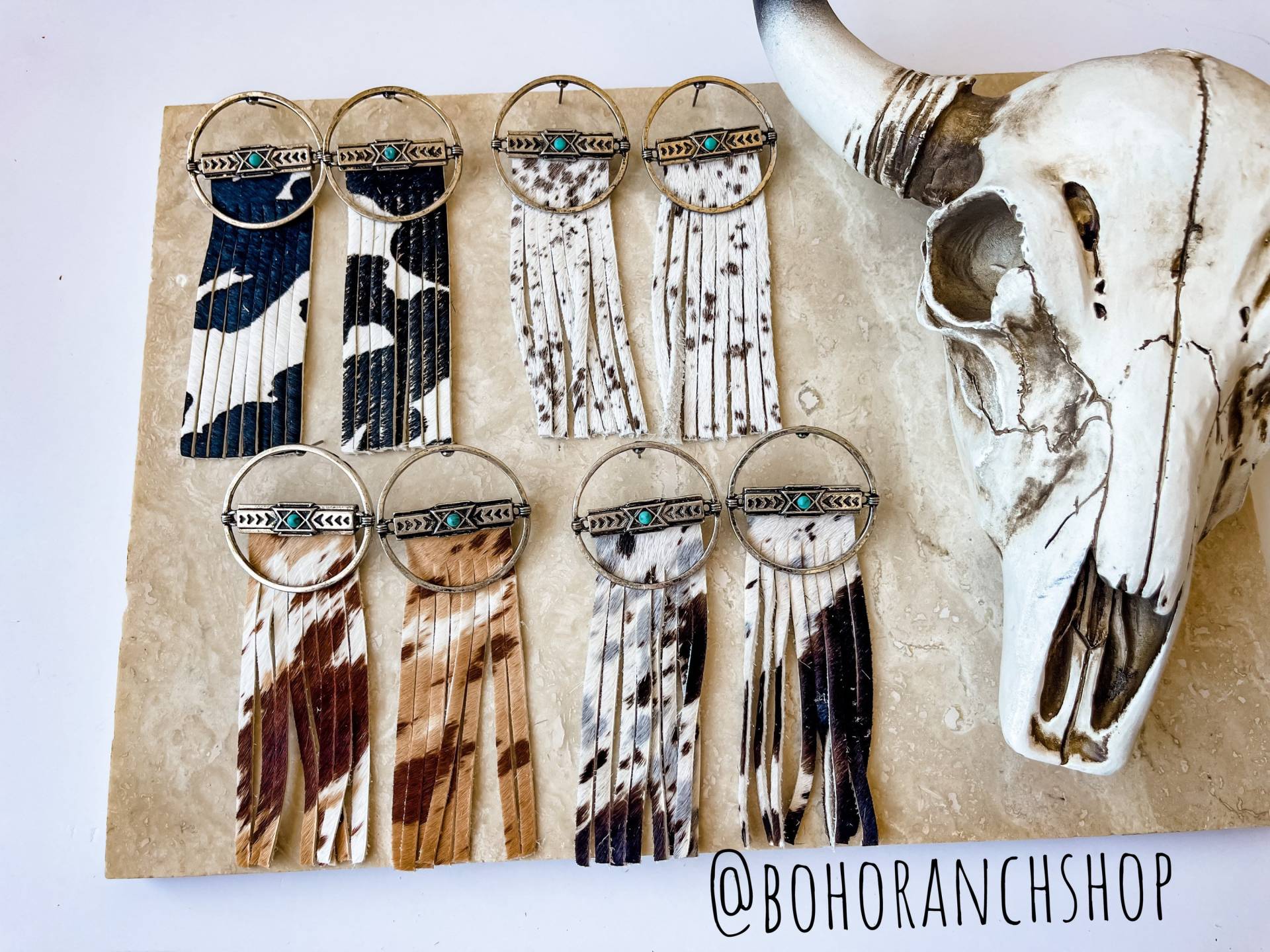 Runde Metall Cowhide Fransen Ohrringe | Echtleder Kuhfell Fell Türkis Farbener Ohrstecker von bohoranchshop