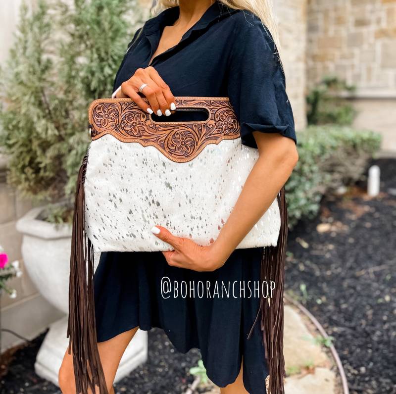 The Maggie - Tooled Rindsleder Umhängetasche Beige Silber | Western Fransen Quaste Clutch Messenger Fringe Hand Punziert Leder Geldbörse Tasche von bohoranchshop
