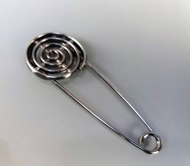 Brosche 7, 5 cm Spiralkopf in Dunkler Stahlfarbe von boiteasecrets