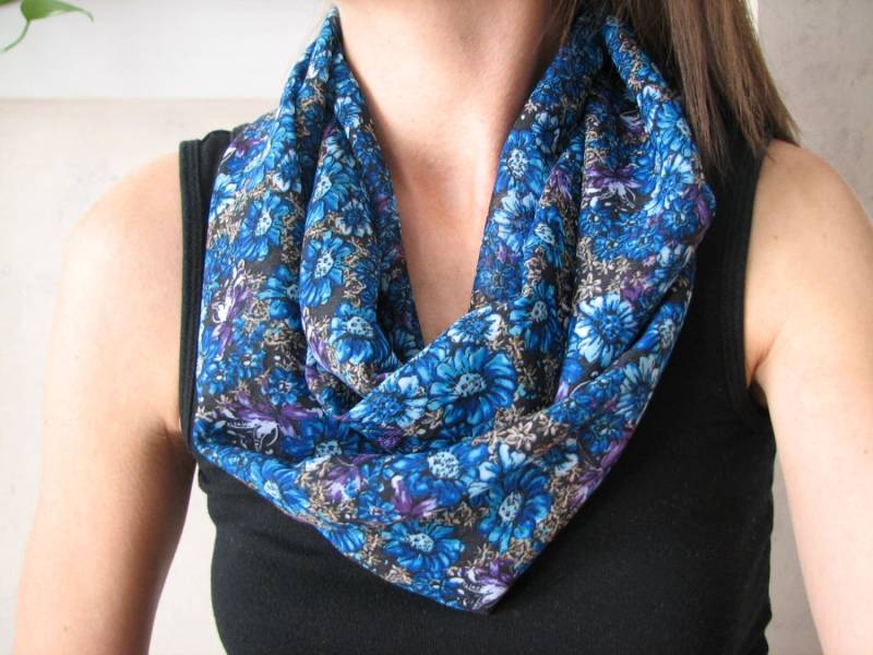 Blauer Blumen-Infinity-Schal Blauer Blumen-Infinity-Schal von bonecalinda