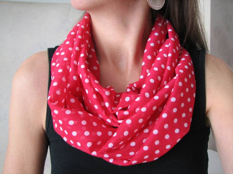 Dunkelrosa Und Weißer Dot Chiffon Schlauchschal Dunkelrosa Und Weißer Dot Chiffon Schlauchschal von bonecalinda