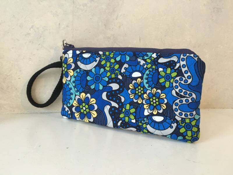 Handgefertigte Armband Kupplung Blau Floral Handgefertigte Armband Kupplung Blau Floral von bonecalinda