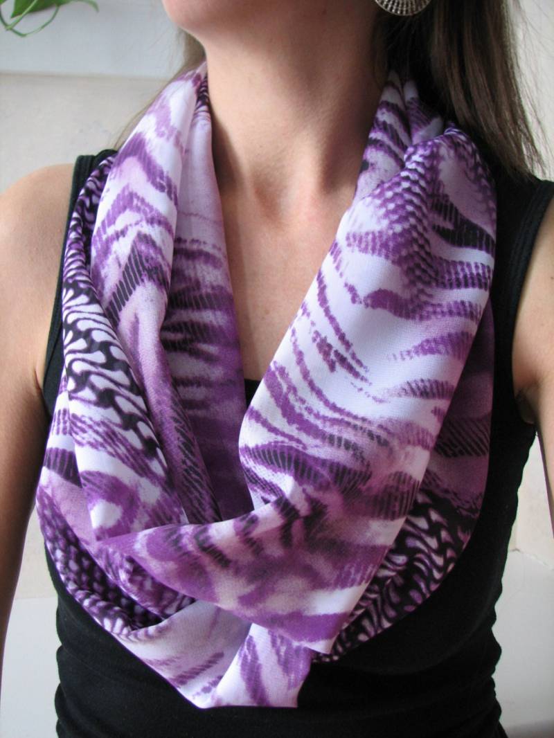 Lila Chiffon Infinity Schal Lila Chiffon Infinity Schal von bonecalinda