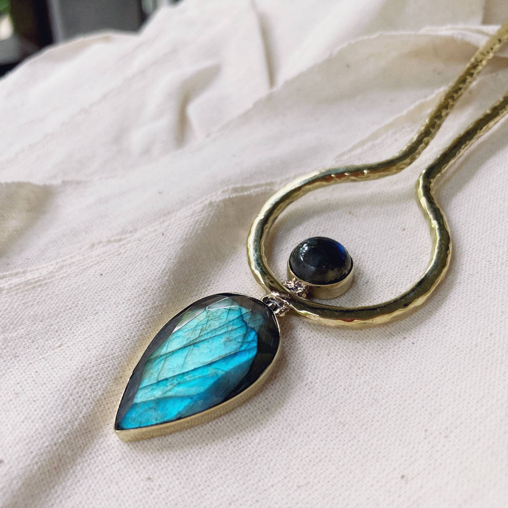 Meerjungfrau Haargabel Aus Messing Mit Blauem & Grünen Labradorit - Handgefertigte Haarnadel Für Dutts Und Hochsteckfrisuren von bonisita