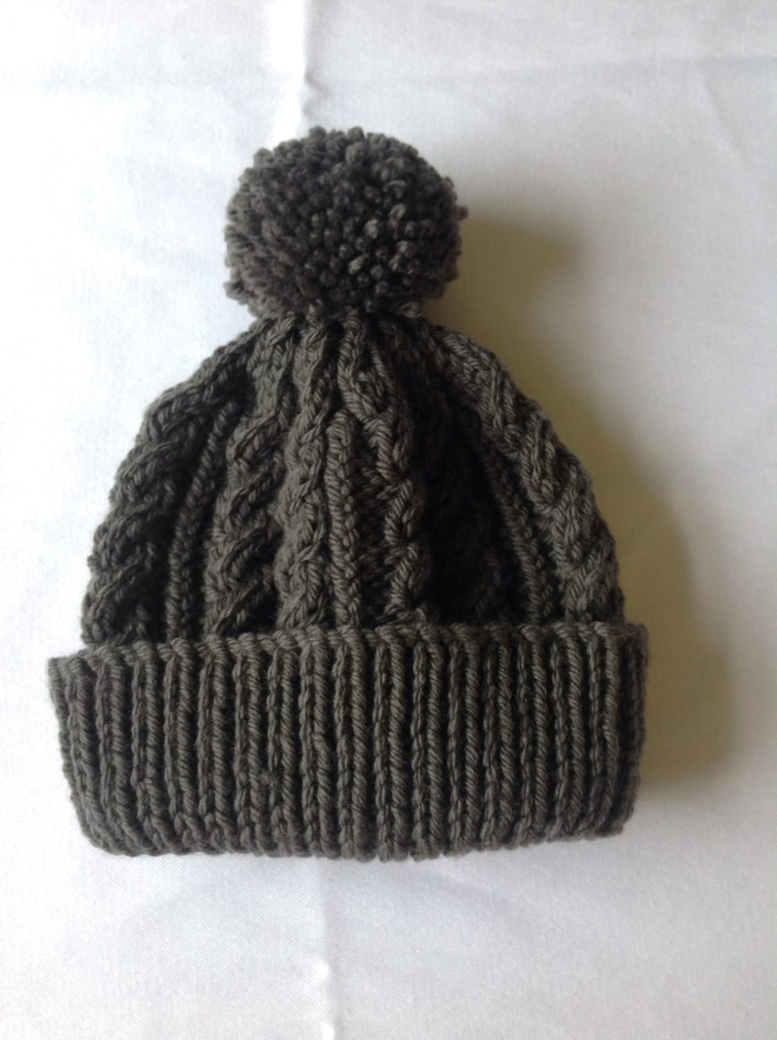 Anthrazit Handgestrickte Aran Beanie Bommelmütze - Größenauswahl Von 2 Jahren Bis Teenager von bonnetsandbooties