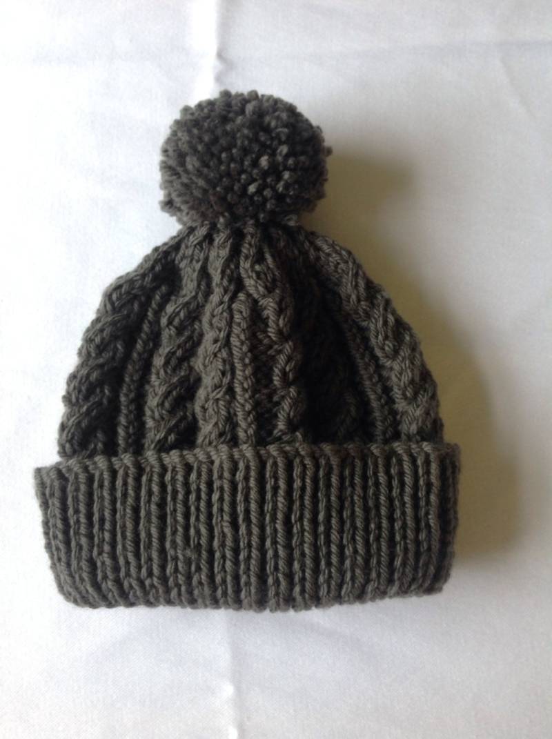 Anthrazit Handgestrickte Aran Beanie Bommelmütze - Unisex Design Für Damen Und Herren | Einheitsgröße von bonnetsandbooties