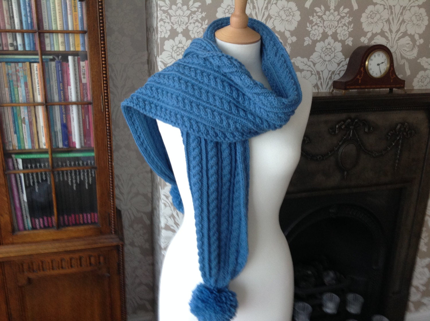 Blauer Handgestrickter Aran Zopfschal - Für Jugendliche Und Erwachsene | Einheitsgröße von bonnetsandbooties