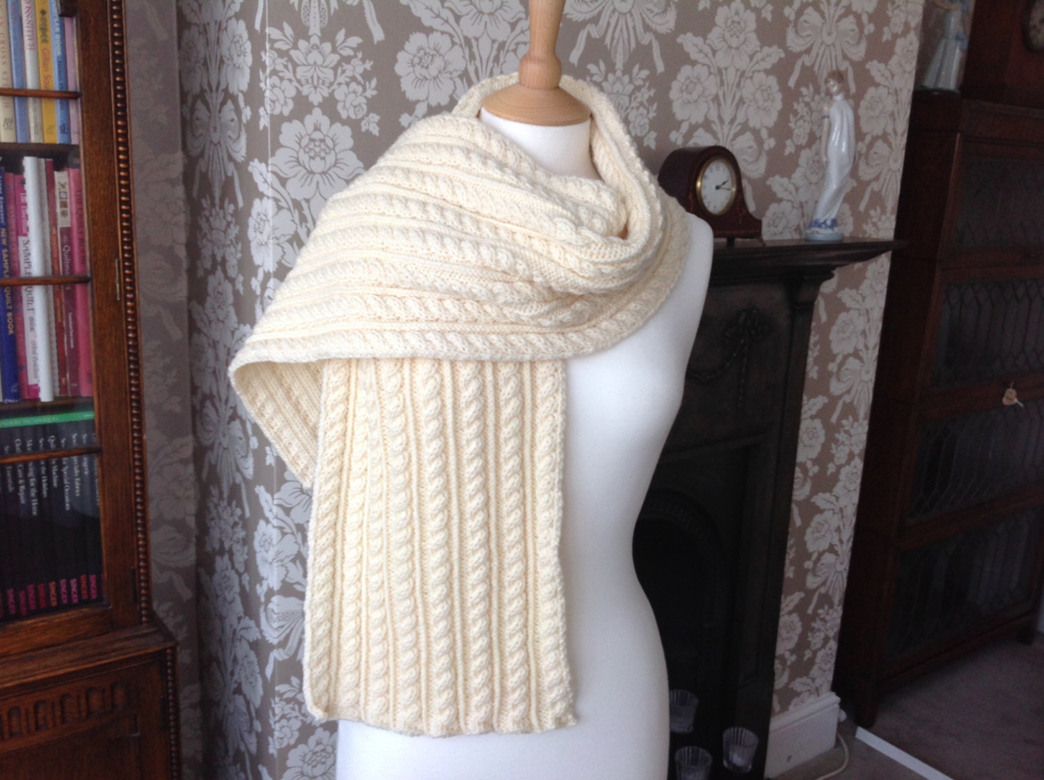 Creme Handgestrickter Aran Zopfschal - Passend Für Jugendliche Und Erwachsene | Einheitsgröße von bonnetsandbooties