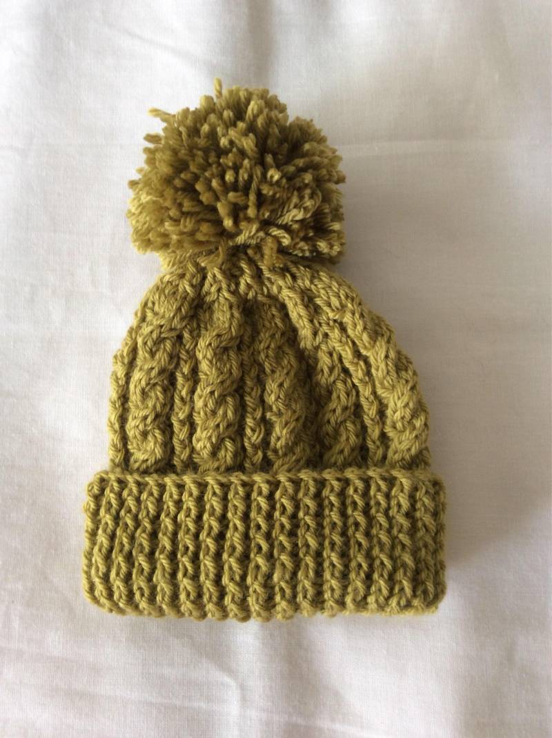 Frühchen/Neugeborene Handgestrickte Zopfmütze Bommelmütze - Auswahl An Neugeborenen Größen Bis 0-3 Monate Verfügbar von bonnetsandbooties