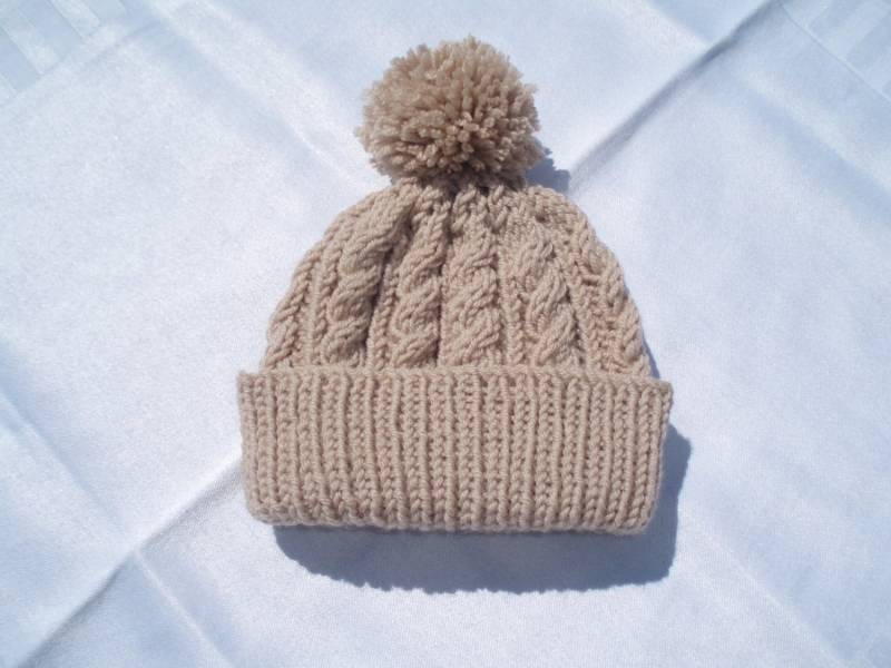 Handgestrickte Aran Beanie Bommelmütze, Rehkitzfarbe - Größenauswahl Von 2 Jahren Bis Teenager | Unisex von bonnetsandbooties
