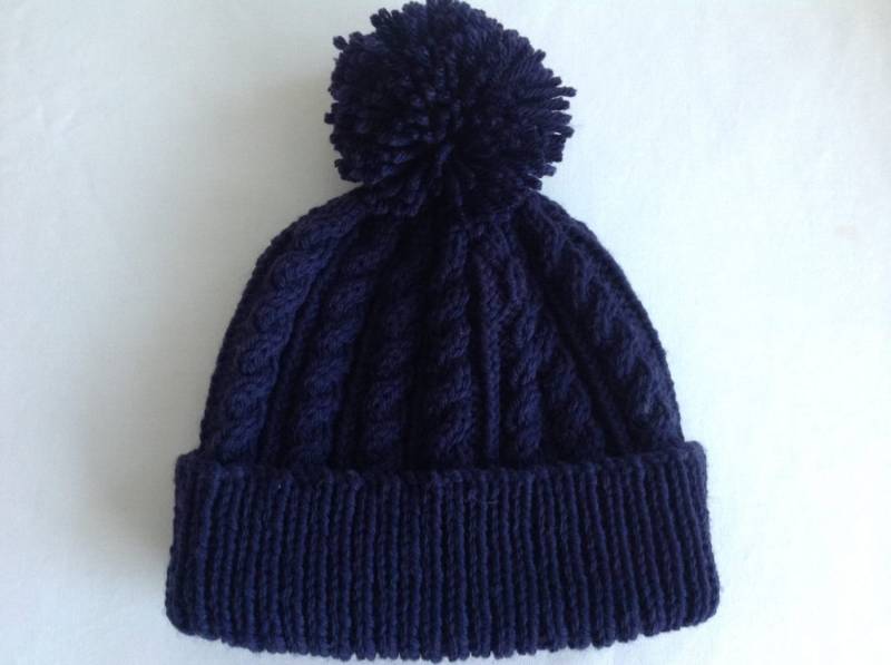 Marine Handgestrickte Aran Beanie Bommelmütze - Unisex Design Für Kinder 2 Jahre Bis Teenager von bonnetsandbooties