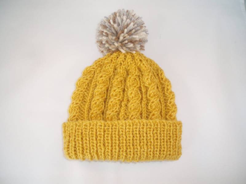 Retro Senfgelb Handgestrickte Aran Beanie Bommelmütze - Größenauswahl Von 2 Jahren Bis Teenager von bonnetsandbooties