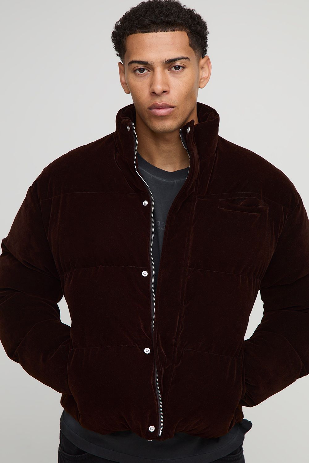 Boxy Fit Velour Funnel Neck Puffer Jacket - Chocolate - M, Chocolate von boohoo