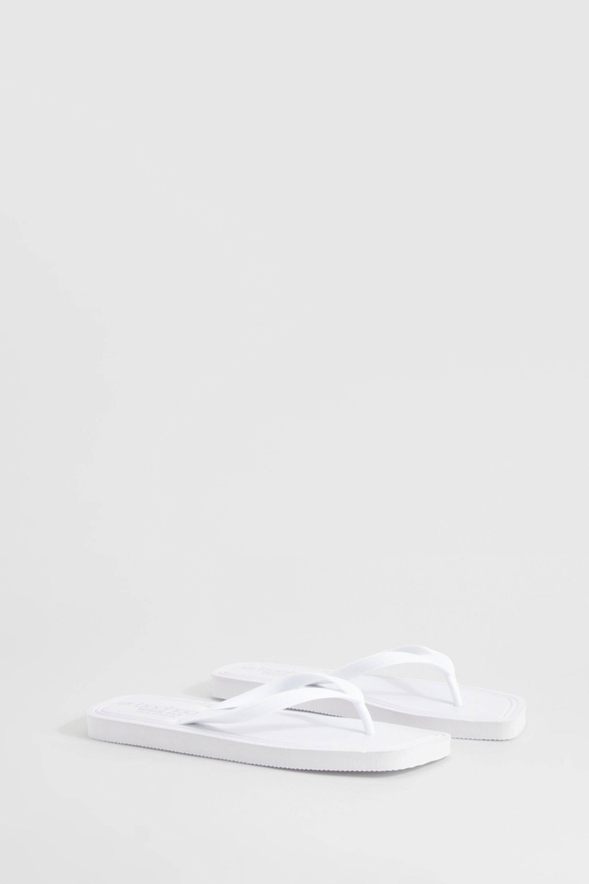 Breite Passform Eckige Flip-Flops - White - 37, White von boohoo