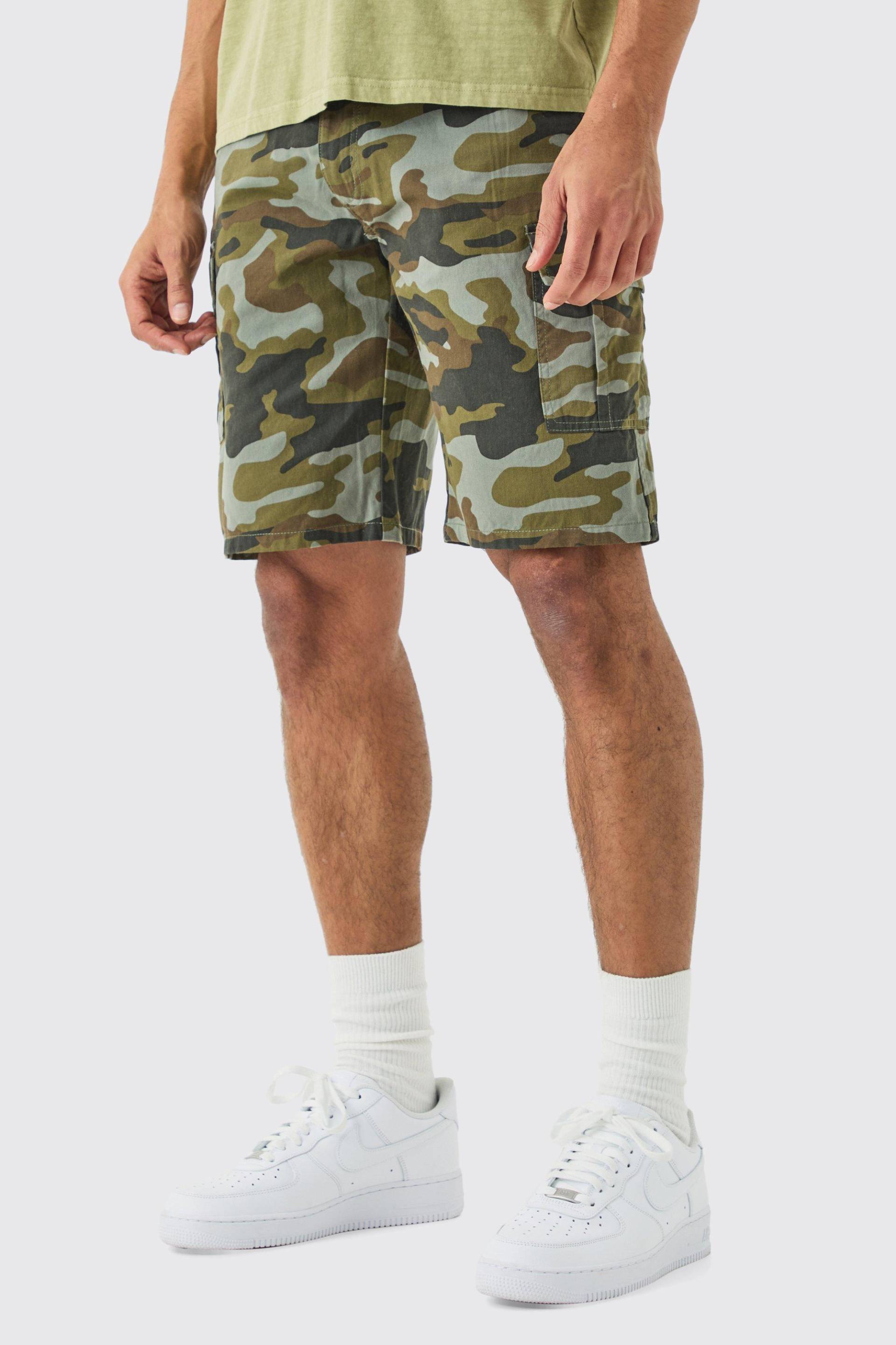 Lockere Camouflage Cargo-Shorts - Khaki - 32, Khaki von boohoo