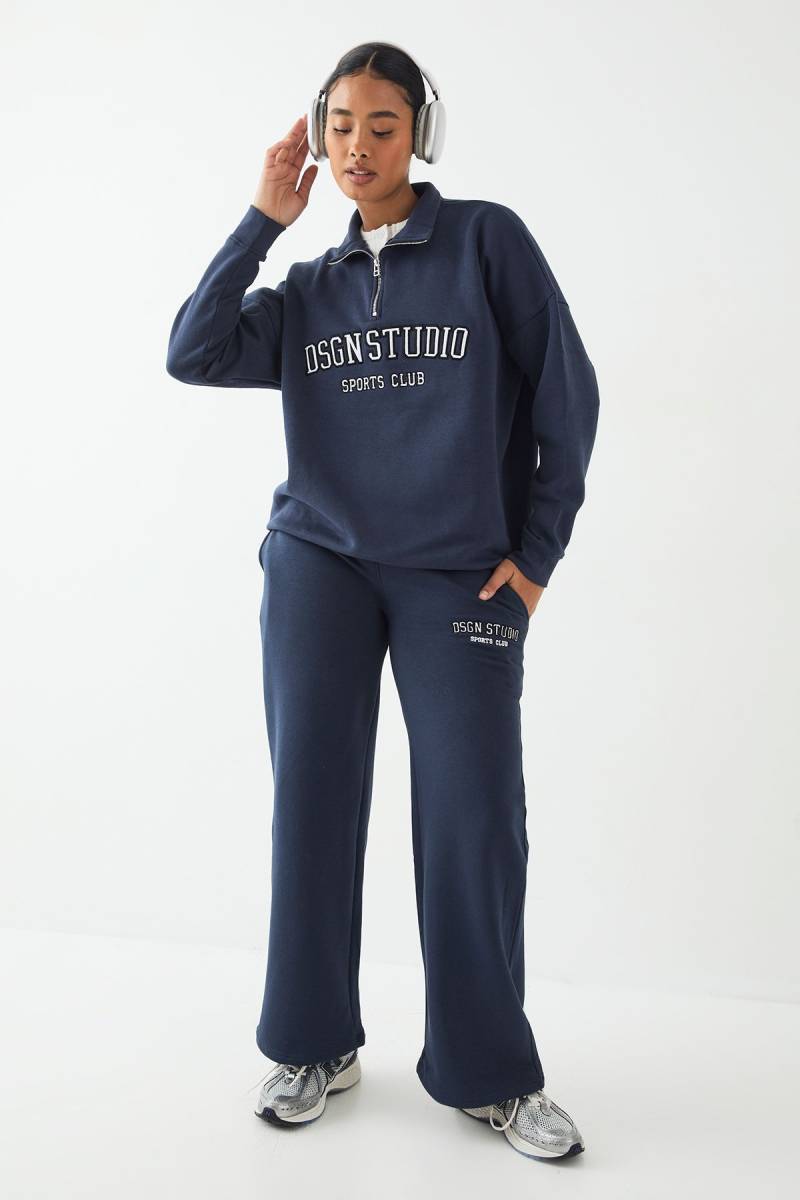Jogginghose Mit Geradem Bein Und Dsgn Studio Applikation - Navy - Xs, Navy von boohoo