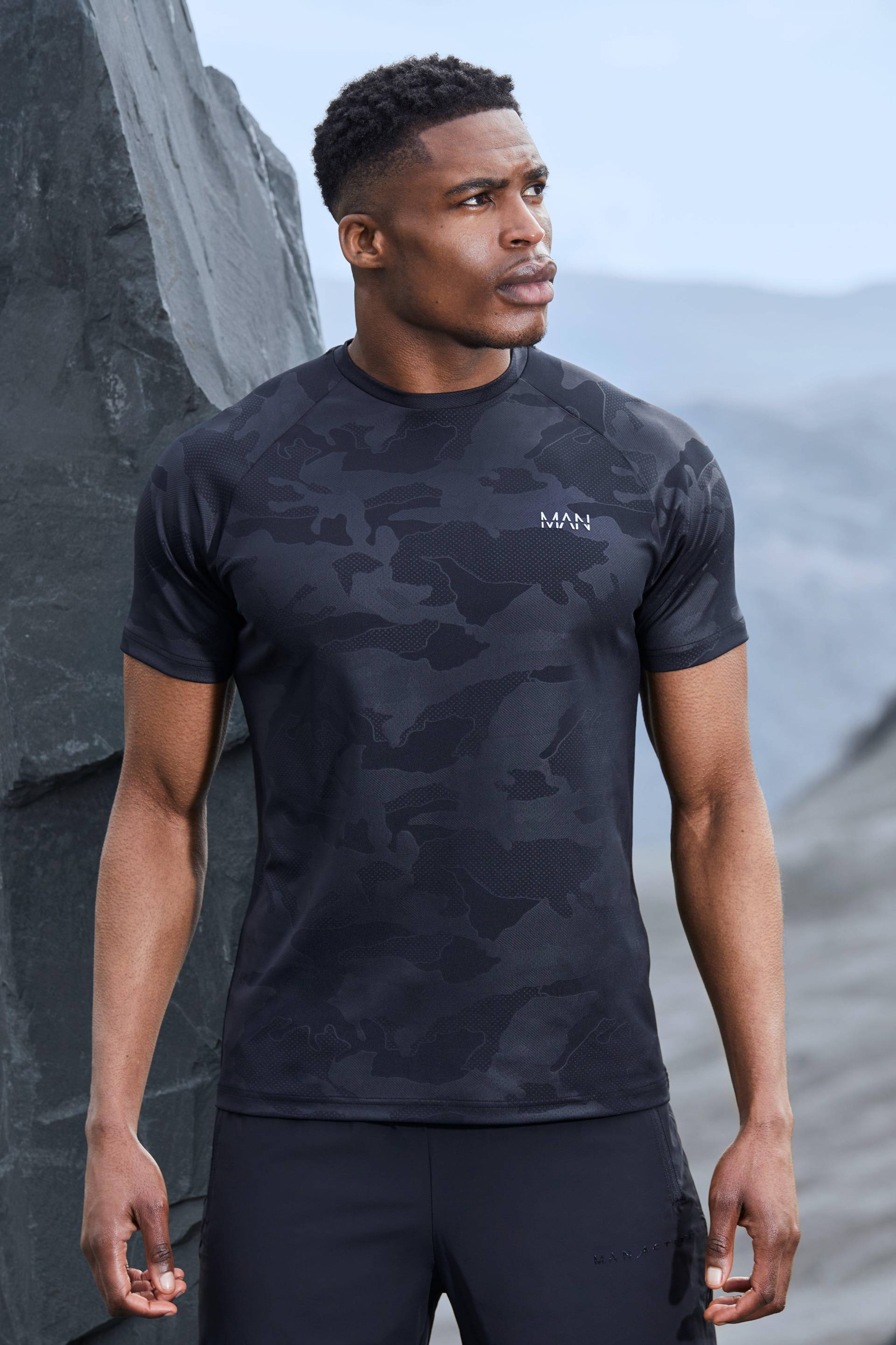 Man Active Camouflage Raglan Performance T-Shirt - Black - L, Black von boohoo