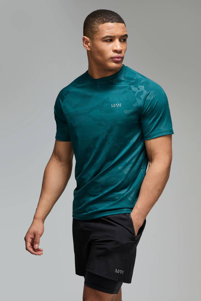 Man Active Camouflage Raglan Performance T-Shirt - Dark Green - S, Dark Green von boohoo