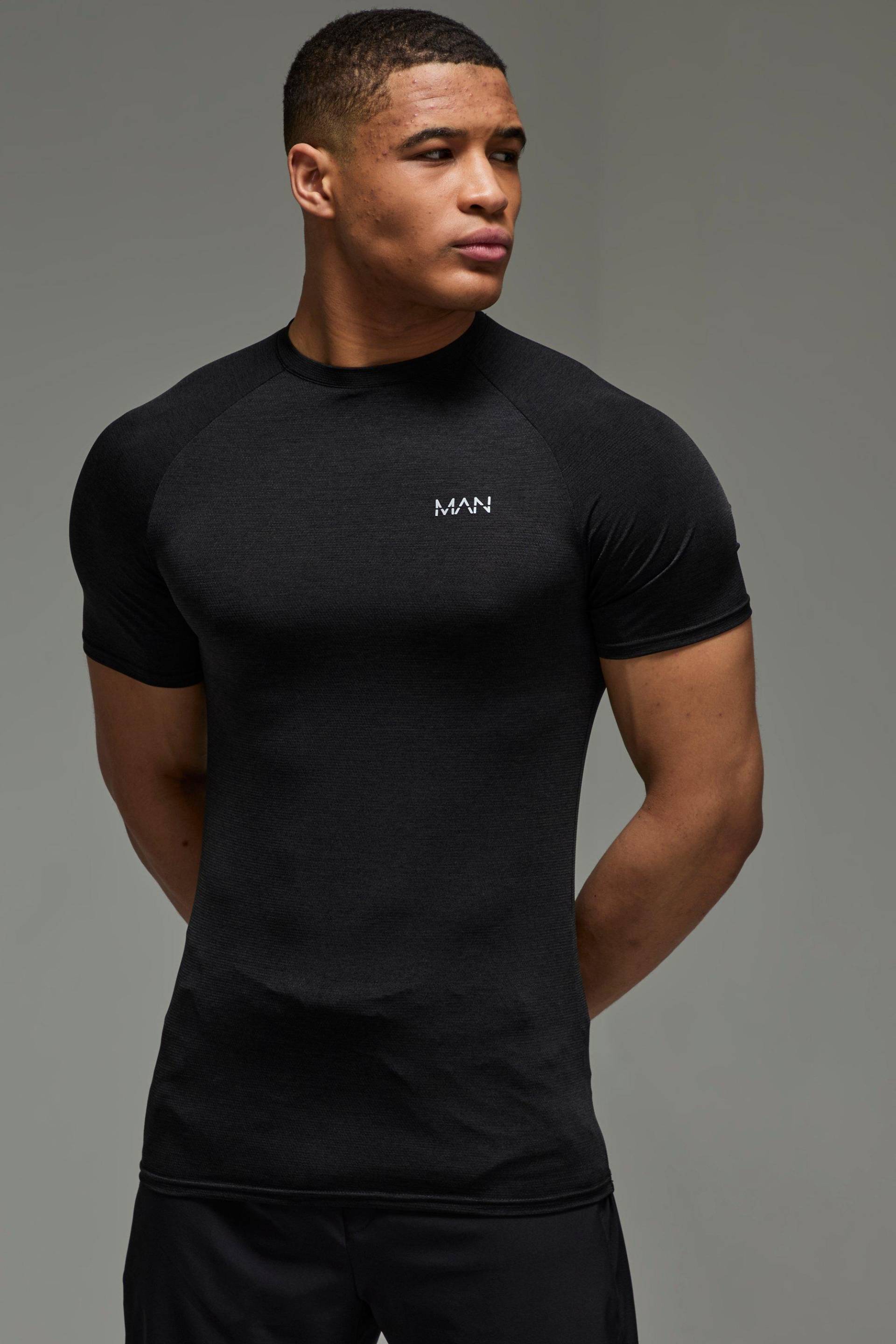 Man Active Lightweight Muscle-Fit Raglan T-Shirt - Black - L, Black Man Active Lightweight Muscle-Fit Raglan T-Shirt - Black - L, Black von boohoo
