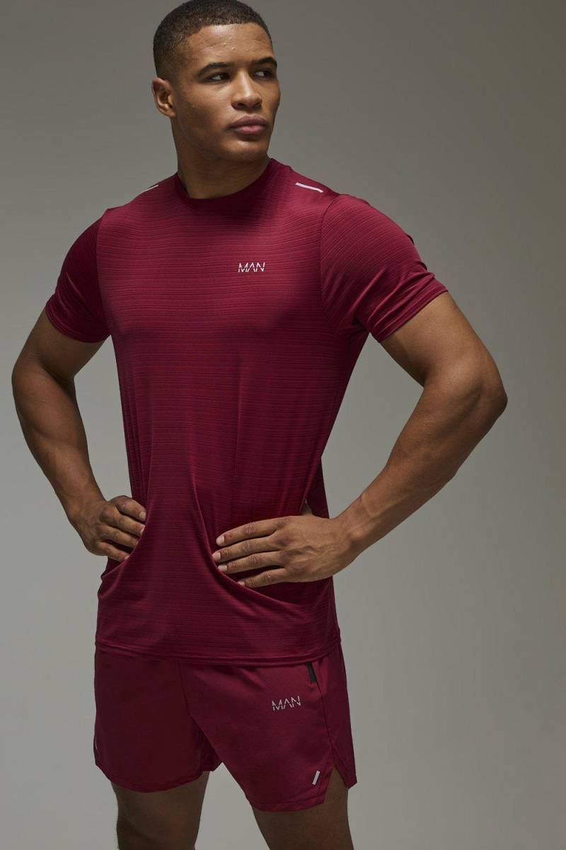 Man Active Regular Fit Engineered T-Shirt - Berry - L, Berry von boohoo