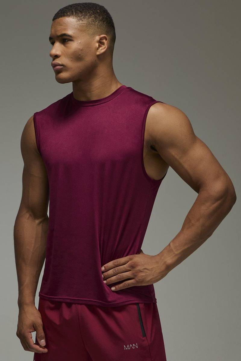 Man Active Regular Lightweight Essentials Gym Vest - Berry - M, Berry von boohoo