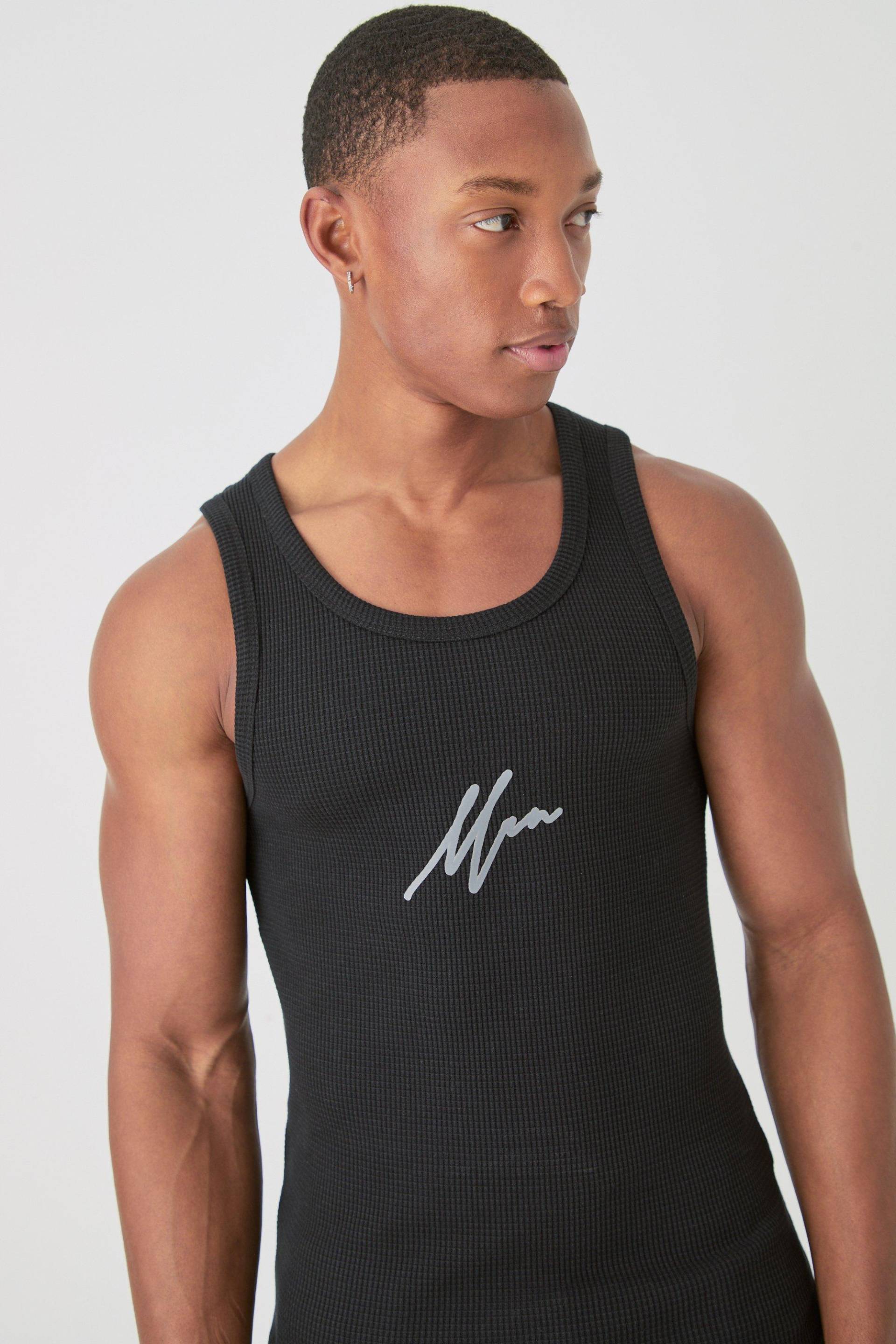 Man Slim Waffle Embroidered Vest - Black - M, Black von boohoo