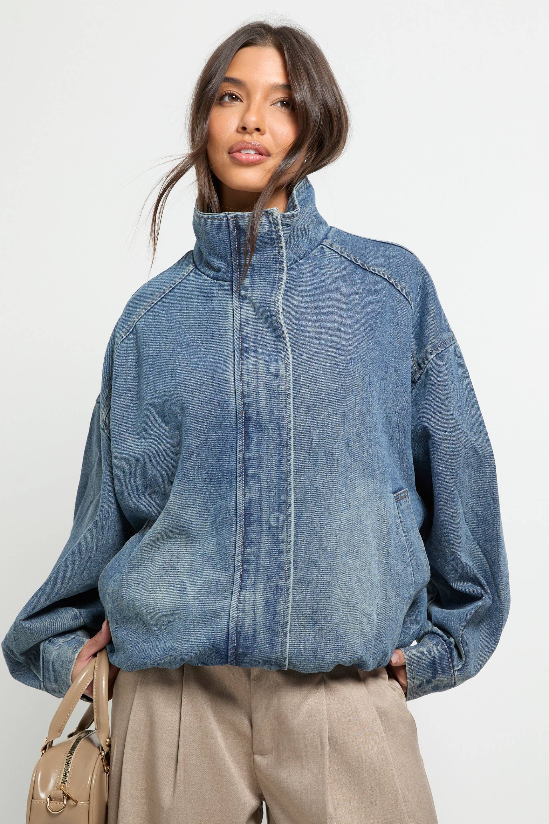 Oversize Denim-Bomberjacke - Mid Wash - 38, Mid Wash von boohoo