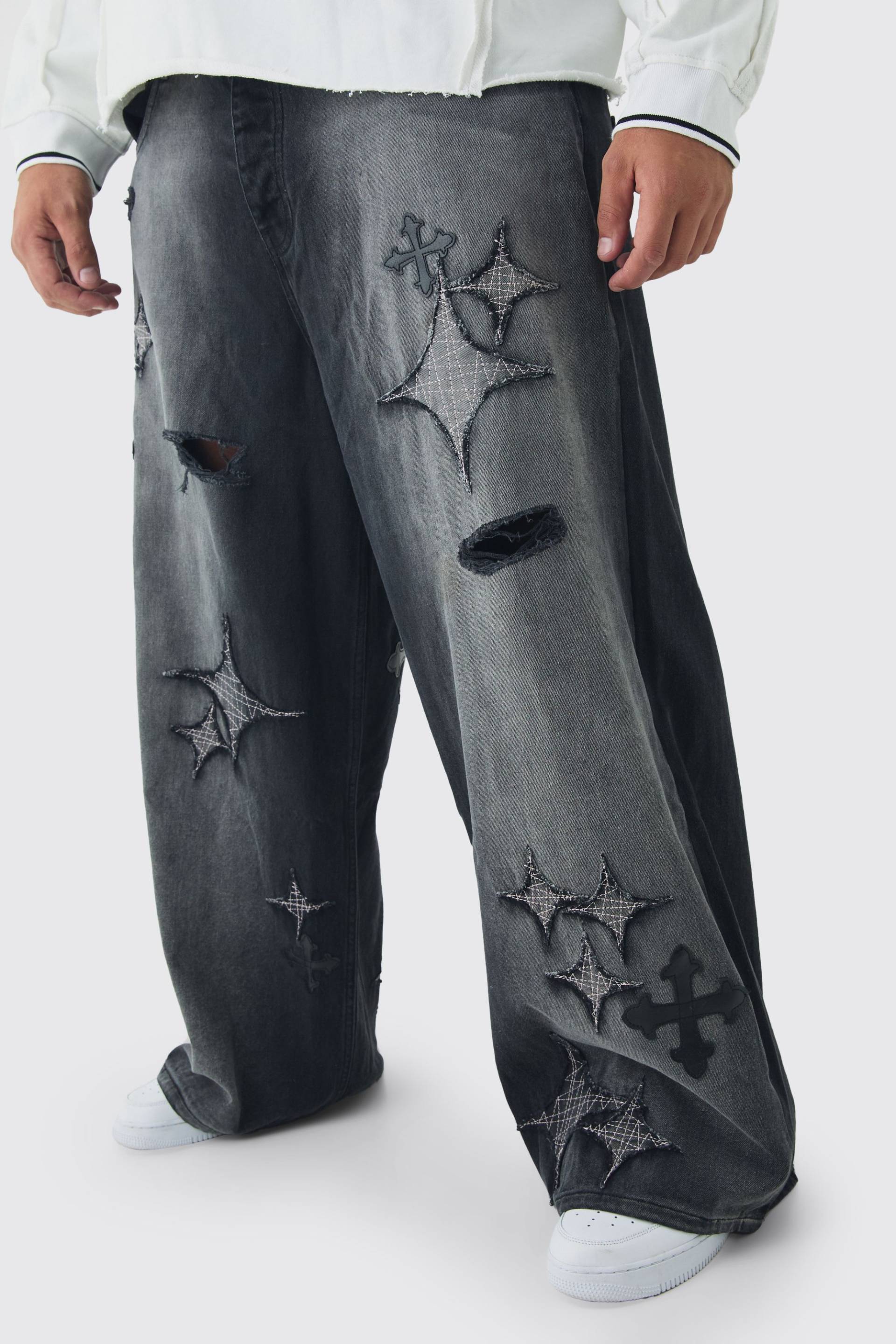 Plus Lockere Jeans Mit Zerrissener Applikation - Washed Black - 44, Washed Black von boohoo