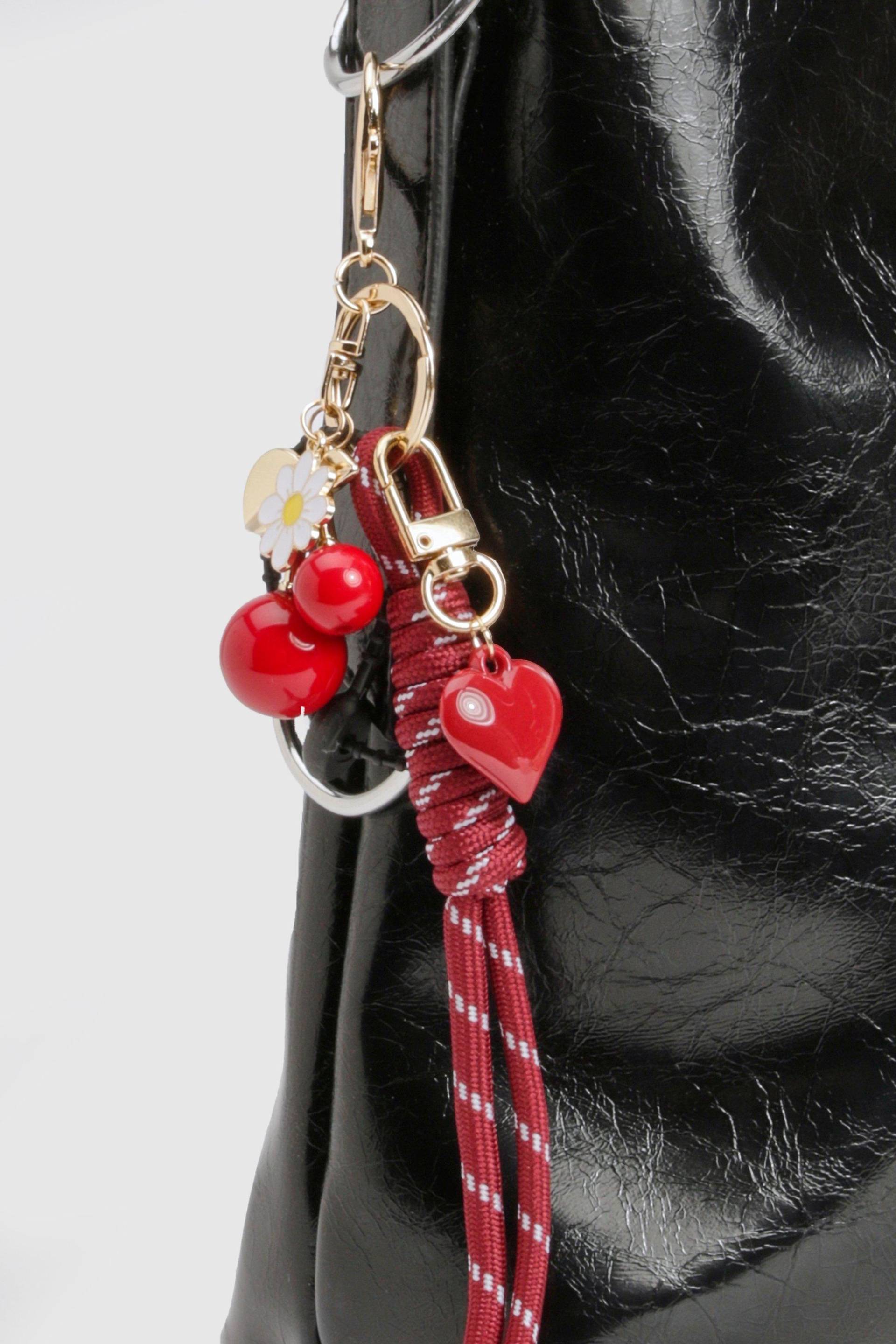 Womens Cherry Heart Bag Charm - Gold - One Size, Gold Womens Cherry Heart Bag Charm - Gold - One Size, Gold von boohoo