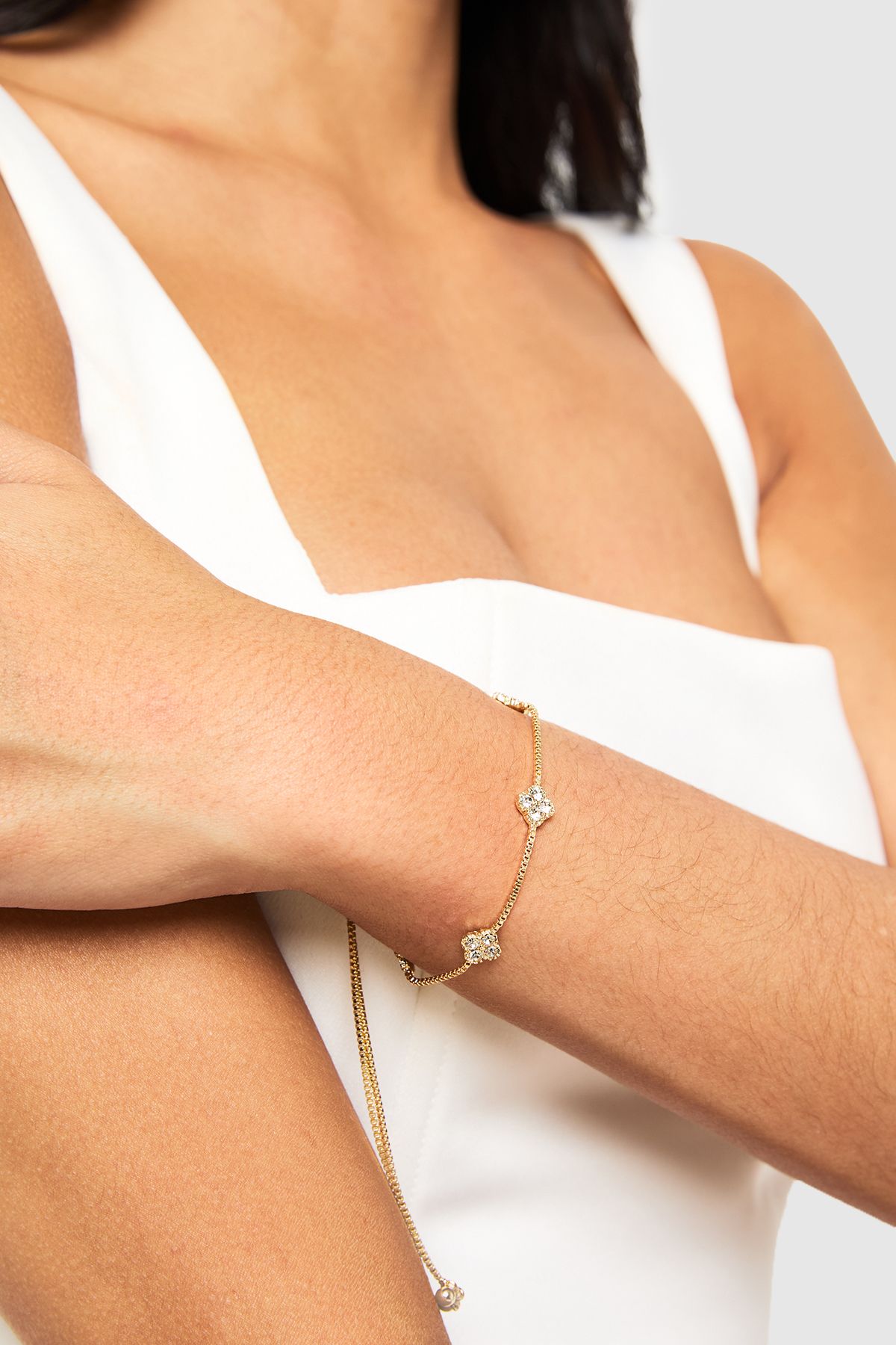 Womens Embellished Flower Toggle Bracelet - Gold - One Size, Gold von boohoo